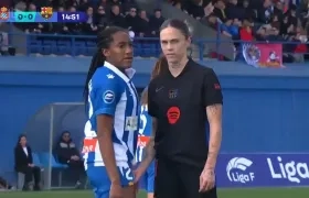 El momento en que Mapi León toca las partes íntimas de la colombiana Daniela Caracas.