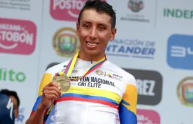 Egan Bernal celebra el triunfo obtenido en Bucaramanga.