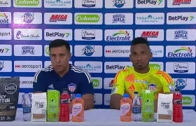 César Farías y Jefersson Martínez en la rueda de prensa al final del partido contra Unión Magdalena.