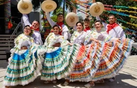 Bailarinas de a agrupación dancística Expresión son Candela.