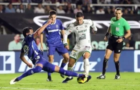 James Rodríguez intenta eludir la marca de Luan García, del Toluca.