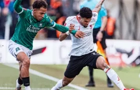 El colombiano Luis Díaz intenta avanzar ante la marca de un jugador rival. 