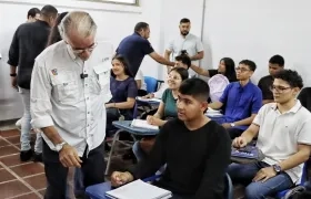 El gobernador Eduardo Verano durante la bienvenida a los estudiantes de Uniatlántico.