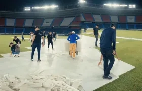 Momentos en que se instalaba la protección para la gramilla en el 'Metro'. 