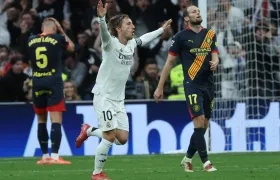 Luka Modric celebra tras marcar el primer gol del Real Madrid.