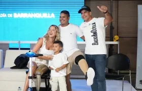 Alcalde Alejandro Char y Daniela Álvarez en la entrega de las prótesis a los beneficiarios.