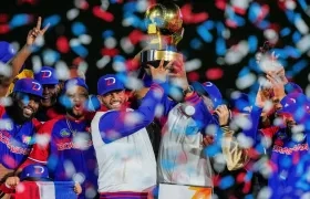 Albert Pujols, mánager del Escogido, levanta el trofeo de campeón. 