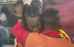 Rubilio Castillo es consolado por su compañero de equipo Carlos Darwin Quintero.