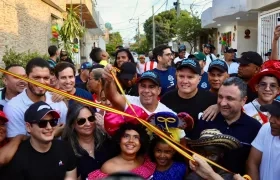 Alcalde Char durante la habilitación de la vía en La Playa.