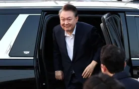 Yoon Suk Yeol llegando a su residencia oficial después de ser liberado.