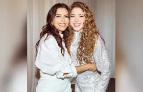 Eva Longoria y Shakira minutos antes de salir al escenario. 
