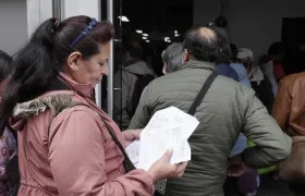 Usuarios realizan largas filas para reclamar medicamentos.