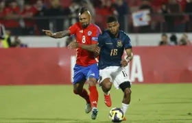 Arturo Vidal disputando el balón con el ecuatoriano Pedro Vite.