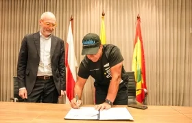 Alcalde Alejandro Char firmando el memorando de entendimiento con SGI Aviation.