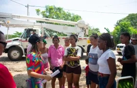 María Paola Álvarez, alcaldesa de Ariguaní, Magdalena, con la comunidad. 