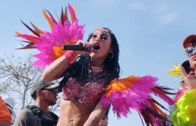 Ana Del Castillo en la Batalla de Flores de la carrera 44. 