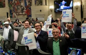 Bancada del Gobierno celebrando aprobación de la Reforma a la Salud en su segundo debate.