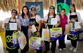 Katia Nule, primera dama y graduadas en curso de emprendimiento en Preparación de comida rápida. 