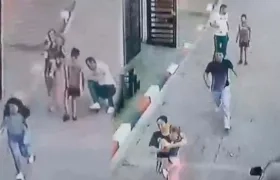 Momentos en que la niña era auxiliada tras resultar herida. 