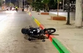El motociclista quedó muerto en plena calle 17. 