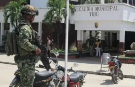 El Ejército custodiando a las afueras de la Alcaldía de Tibú, municipio perteneciente a El Catatumbo. 