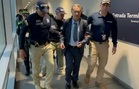 Carlos Lehder siendo detenido en el Aeropuerto El Dorado.