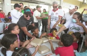 Alcalde Char y Teo en el comedor de El Bosque.