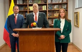 El director de la Policía, general Carlos Triana; el Embajador en EE.UU., Daniel García-Peña, y la directora de Sustitución de Cultivos Ilícitos, Gloria Miranda.  