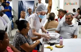 La primera dama del Distrito, Katia Nule, durante la entrega de alimentos.