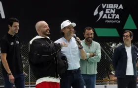 J Balvin y el alcalde de Medellín, Federico Gutiérrez, en la entrega de la cancha Polideportiva. 