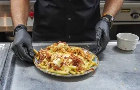 Salchipapa 'Chingona' del restaurante Red Guitar. 