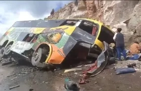 Así terminó el autobús tras el choque con la roca.