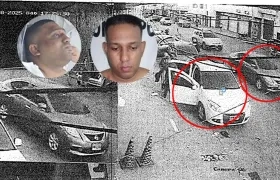 Taxi parqueado en la carrera 38 antes que se bajara el sicario y el momento en que pasa el vehículo donde se transportaba los hermanos Frías Castillo (caras). 