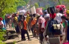 Personas huyendo de Mirebalais después de la fuga de presos.