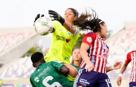 Sandra Sepúlveda, portera de La Equidad, controla la pelota en un ataque del Junior. 
