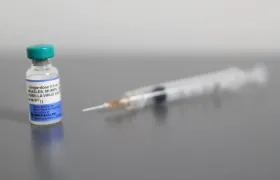 Imagen de una inyección de vacuna contra el sarampión.