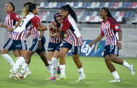 Jugadoras de Junior celebran el único gol del partido.