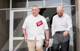 Máximo Noriega saliendo del Centro de Servicios con su abogado 