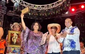 Mayté Montero recibiendo su reconocimiento del secretario de Cultura, Juan Carlos Ospino.