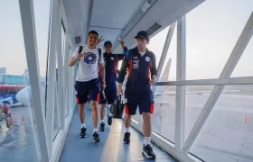 Jugadores de la selección de Paraguay a su arribo al aeropuerto Ernesto Cortissoz. 