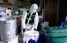 La Policía española tras el hallazgo del laboratorio de cocaína.