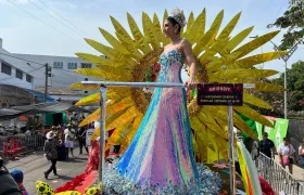Alexsandra Estarita, Reina del Carnaval de la 44, durante la Batalla de Flores Sonia Osorio.