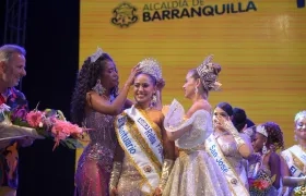 Yuliana Rodríguez, coronada Reina Popular 2025, junto a Tatiana Angulo Fernández De Castro, Reina del Carnaval de Barranquilla.