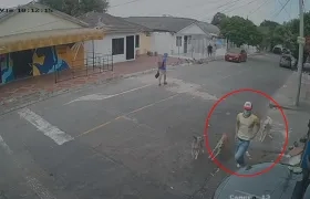 Momento en que el presunto agresor huía del lugar. 