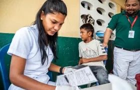 Funcionaria de la Registraduría realizando un registro civil a un miembro de la comunidad Wayúu. 