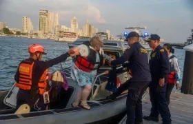 Una de las turistas rescatadas tras el naufrago. 