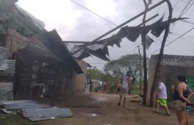 Varias casas resultaron destechadas por fuerte aguacero en Sabanalarga.
