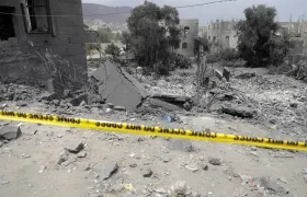 Daños alrededor de un edificio, tras los ataques aéreos de EE.UU. en Saná, capital de Yemen.