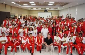 Deportistas del Atlántico con el gobernador Eduaro Verano De la Rosa.