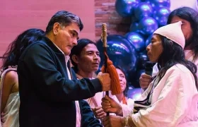 El Procurador Gregorio Eljach recibiendo el bastón de mando de un mamo kogui.